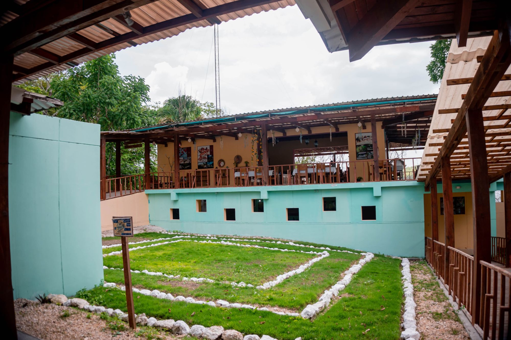 Centro de Interpretación del parque con jardín y comedor